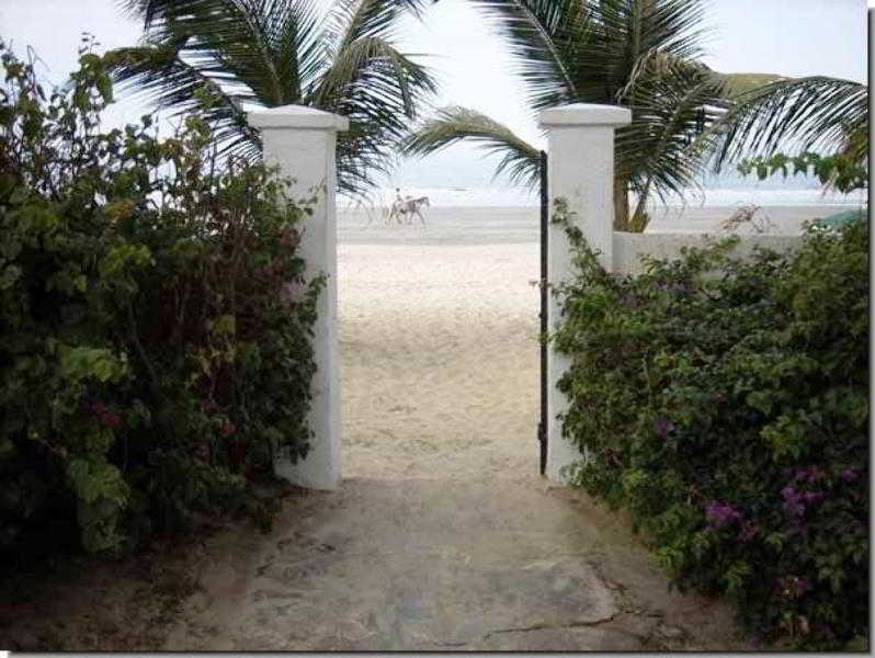 Bungalow Beach Hotel Serrekunda Exterior photo