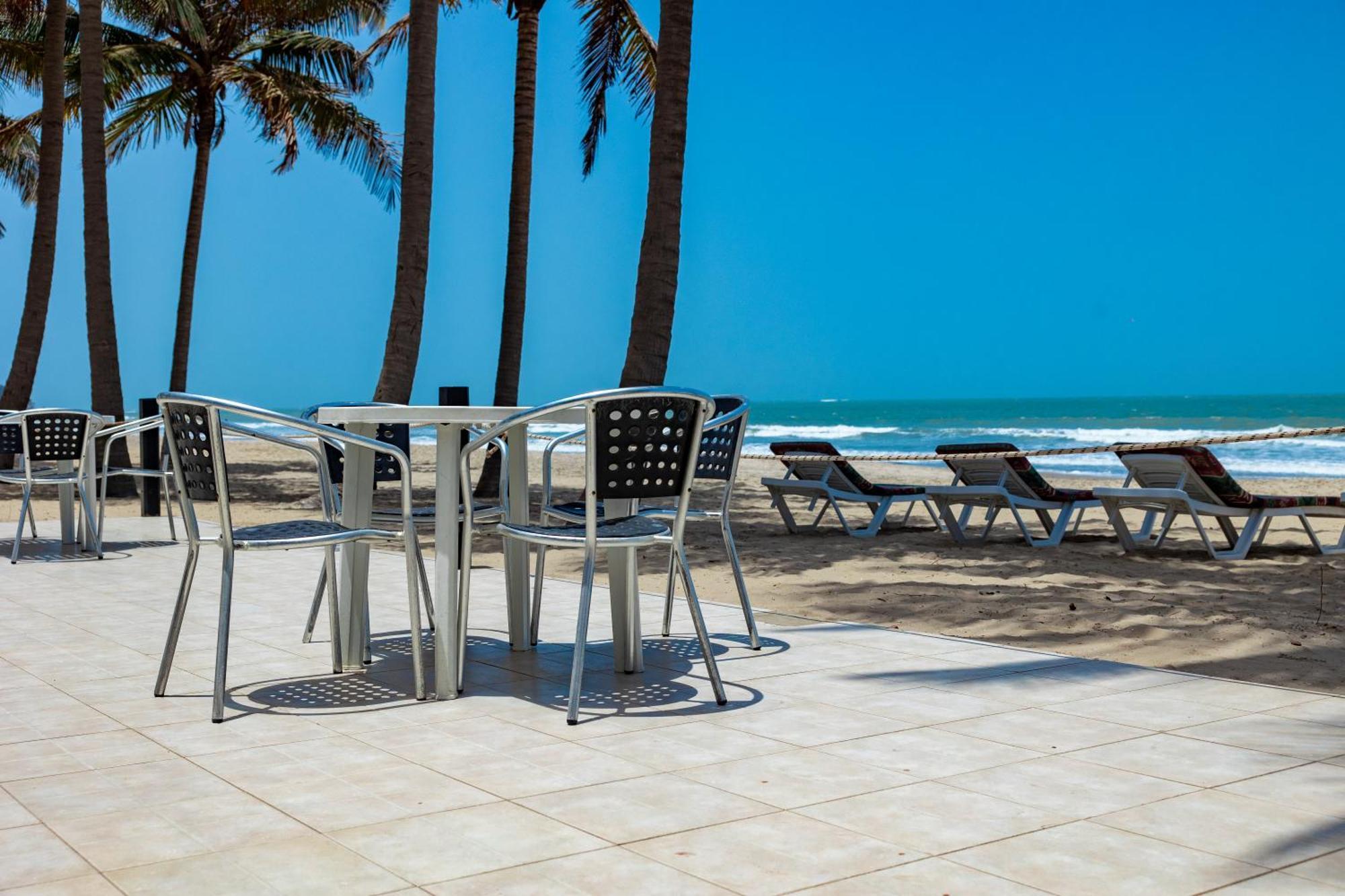 Bungalow Beach Hotel Serrekunda Exterior photo