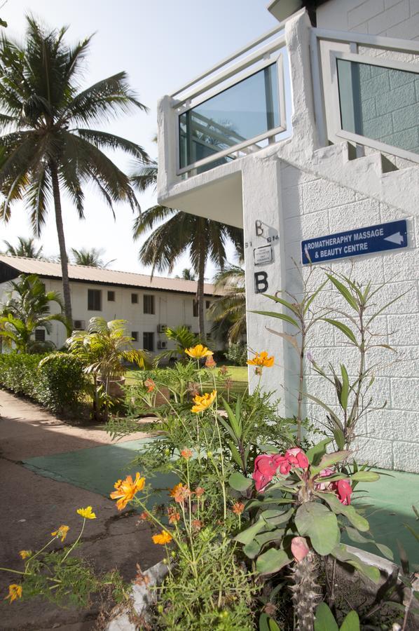 Bungalow Beach Hotel Serrekunda Exterior photo