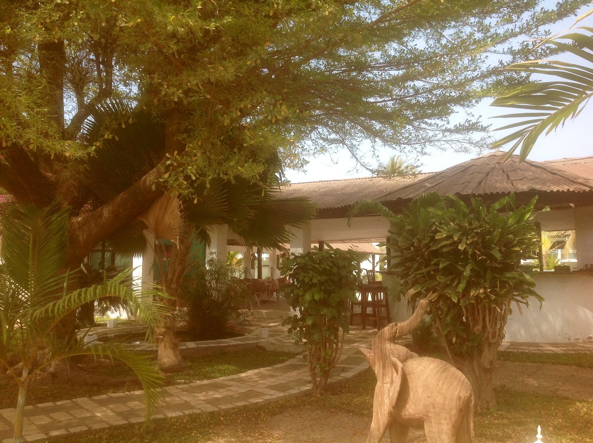 Bungalow Beach Hotel Serrekunda Exterior photo