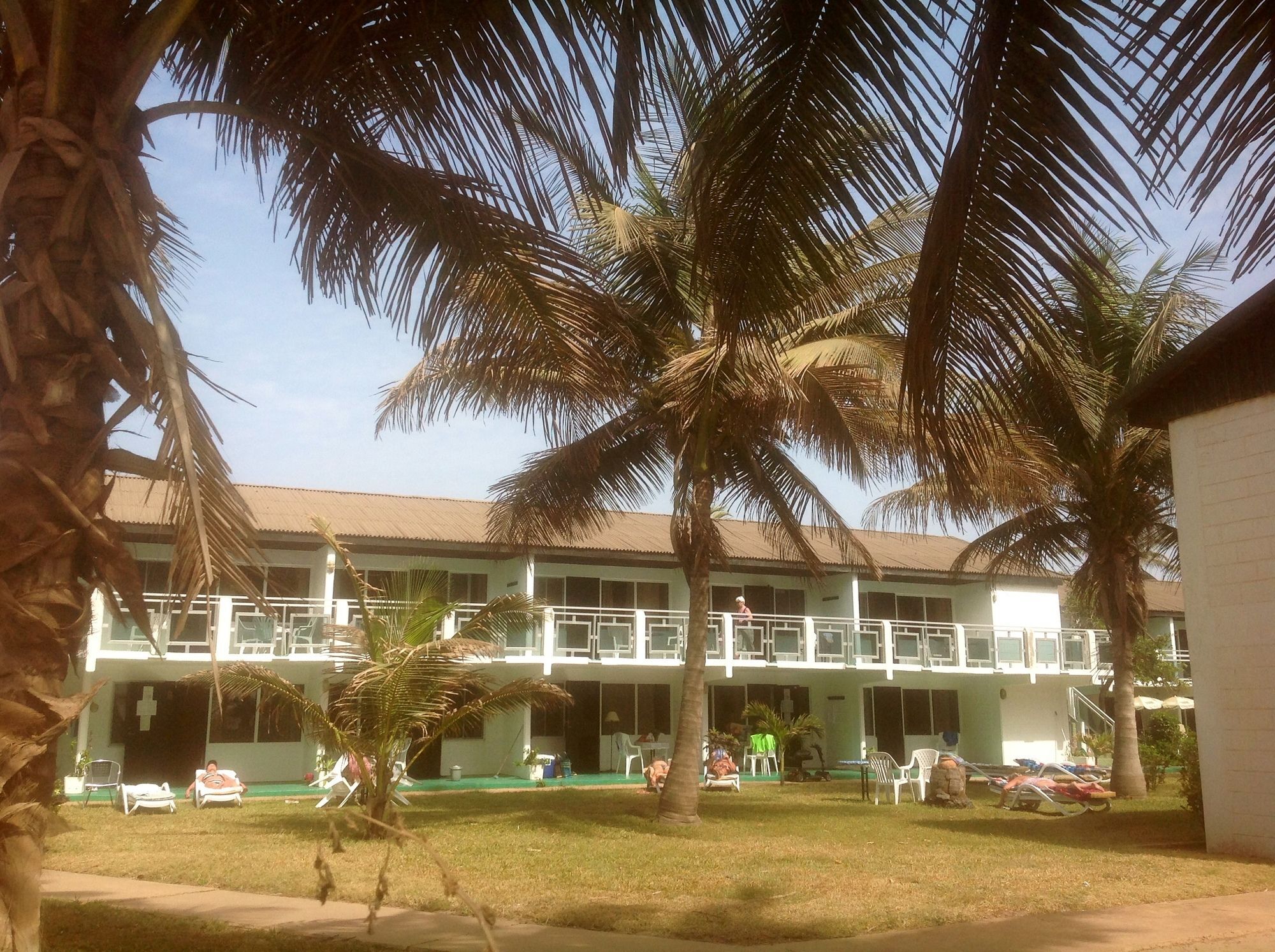 Bungalow Beach Hotel Serrekunda Exterior photo